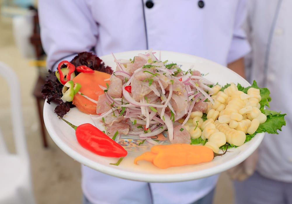 Ceviche med rödlök, majs och sötpotatis